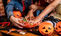 Skräckfylld godisfest med halloweenboxar fyllda av överraskningar